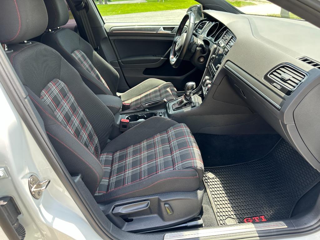 Volkswagen GTI photo 16